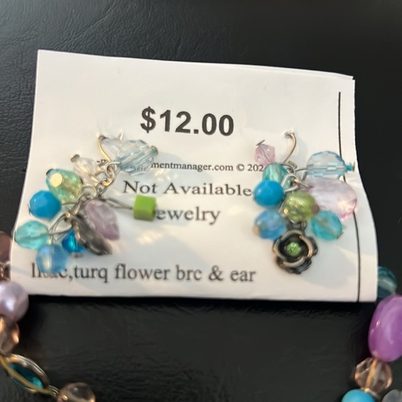 Matching stretch bracelet and earrings - Picture 2 of 3